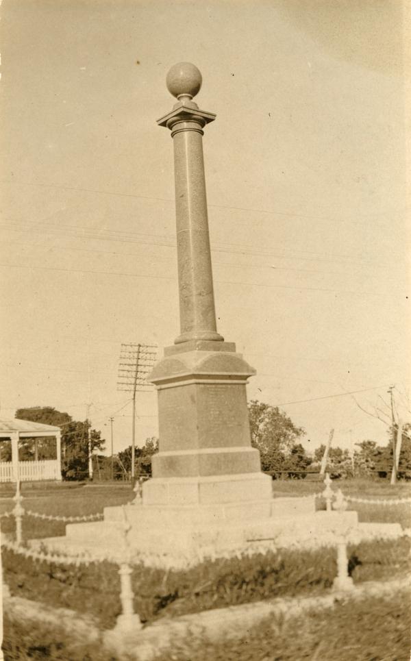 Cenotaph, c. 1925 Library & Archives NT, Bill Littlejohn Collection, PH0386/0157 The Cenotaph stands at centre with a low chain fence and in background is the corner of the administration office and a slightly crooked power pole.